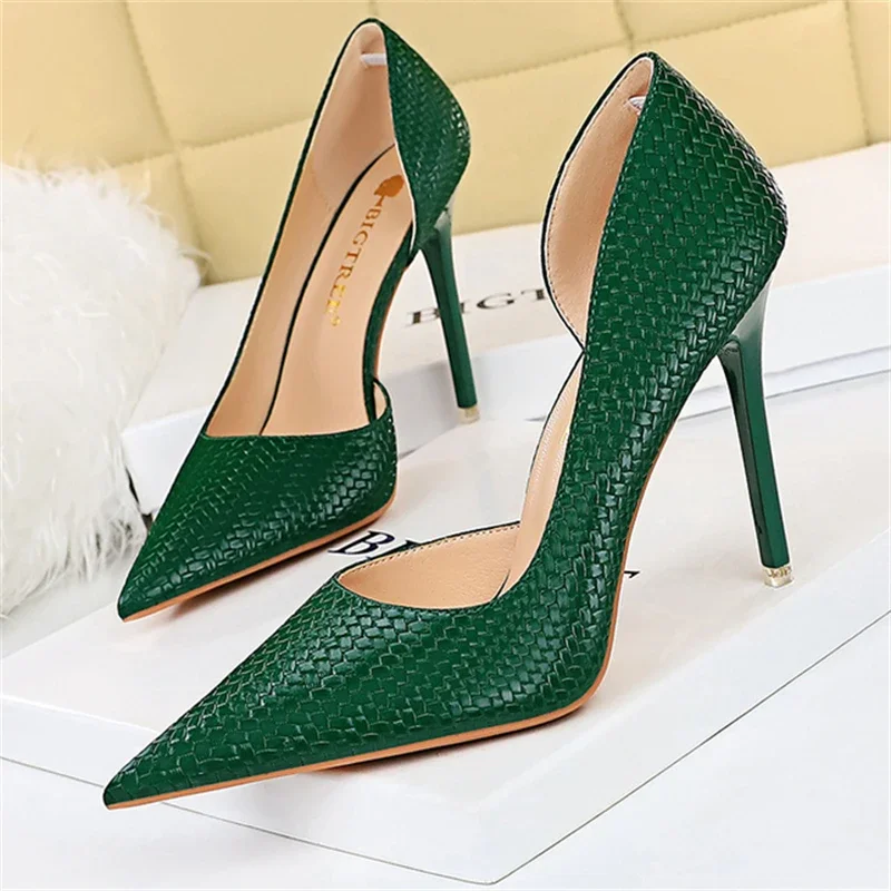 MACUBEZ – AURESSA Zeitlose Kitten Heels mit leichtem Glanz 3 71016-8noi3x.jpg