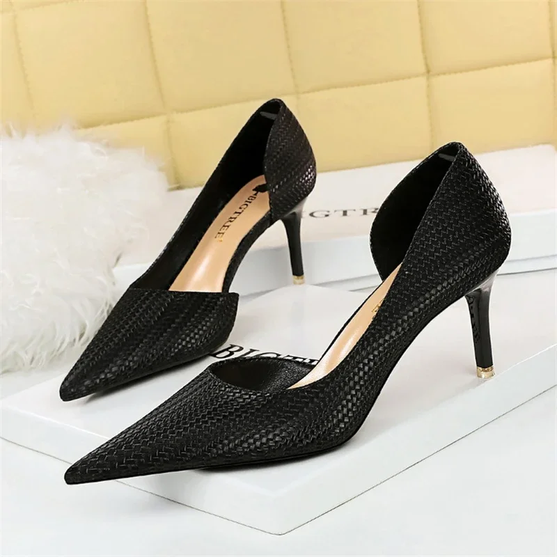 MACUBEZ – AURESSA Zeitlose Kitten Heels mit leichtem Glanz 8 71027-dzi6wq.jpg