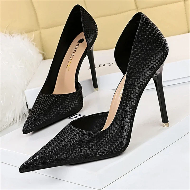 MACUBEZ – AURESSA Zeitlose Kitten Heels mit leichtem Glanz 9 71043-aiurfh.jpg