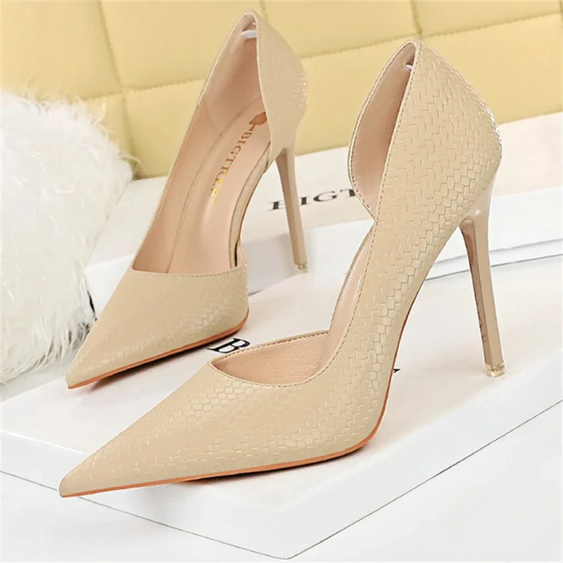 MACUBEZ – AURESSA Zeitlose Kitten Heels mit leichtem Glanz 5 71064-oxelhh.jpg